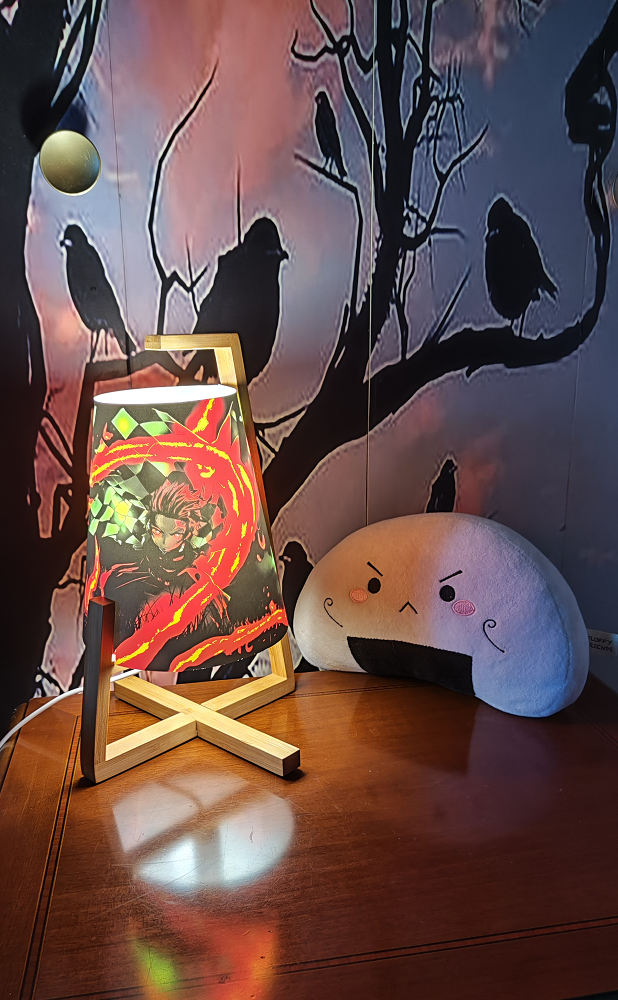 LampadaAnime per decorare la tua casa. Una splendida lampada anime di Tanjiro che ti consentirà di illuminare i tuoi ambienti che sia per scopi didattici o cinematografici o anche come semplice decorazione. Ottimo prodotto! La lampada anime é un perfetto regalo per i tuoi Famigliari o Amici amanti degli Anime. Adatta come regalo di natale. Lampada Anime di Tanjiro Tratto da DemonSlayer abilità di Tanjiro : Tredicesimo Kata Danza di fuoco