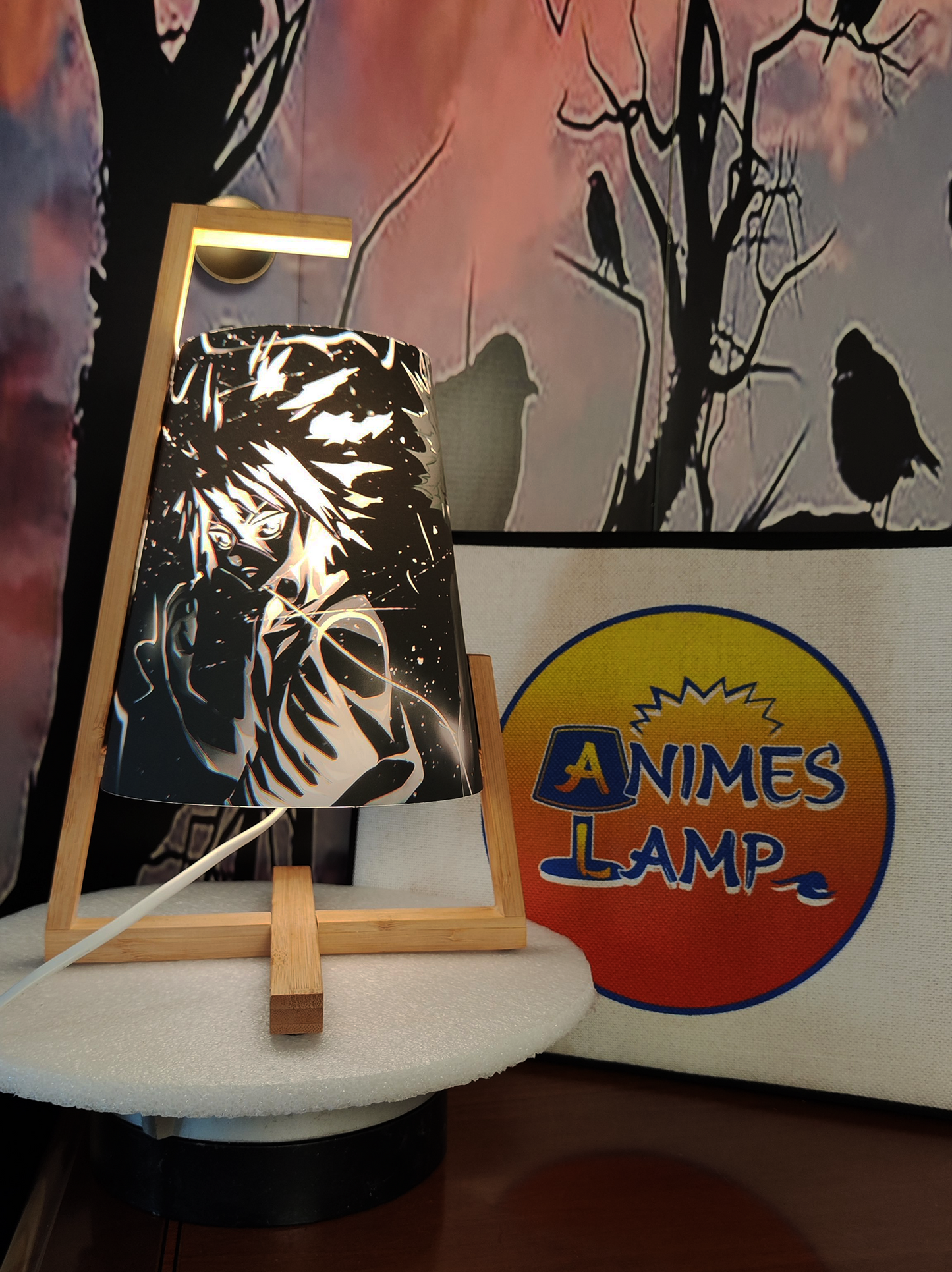 Une lampe anime du manga Hunter x Hunter mettant en scène Killua dans sa transformation électrique. Killua est représenté avec un modèle gris, les yeux et les cheveux illuminés en blanc, avec des éclairs électriques sur l'image