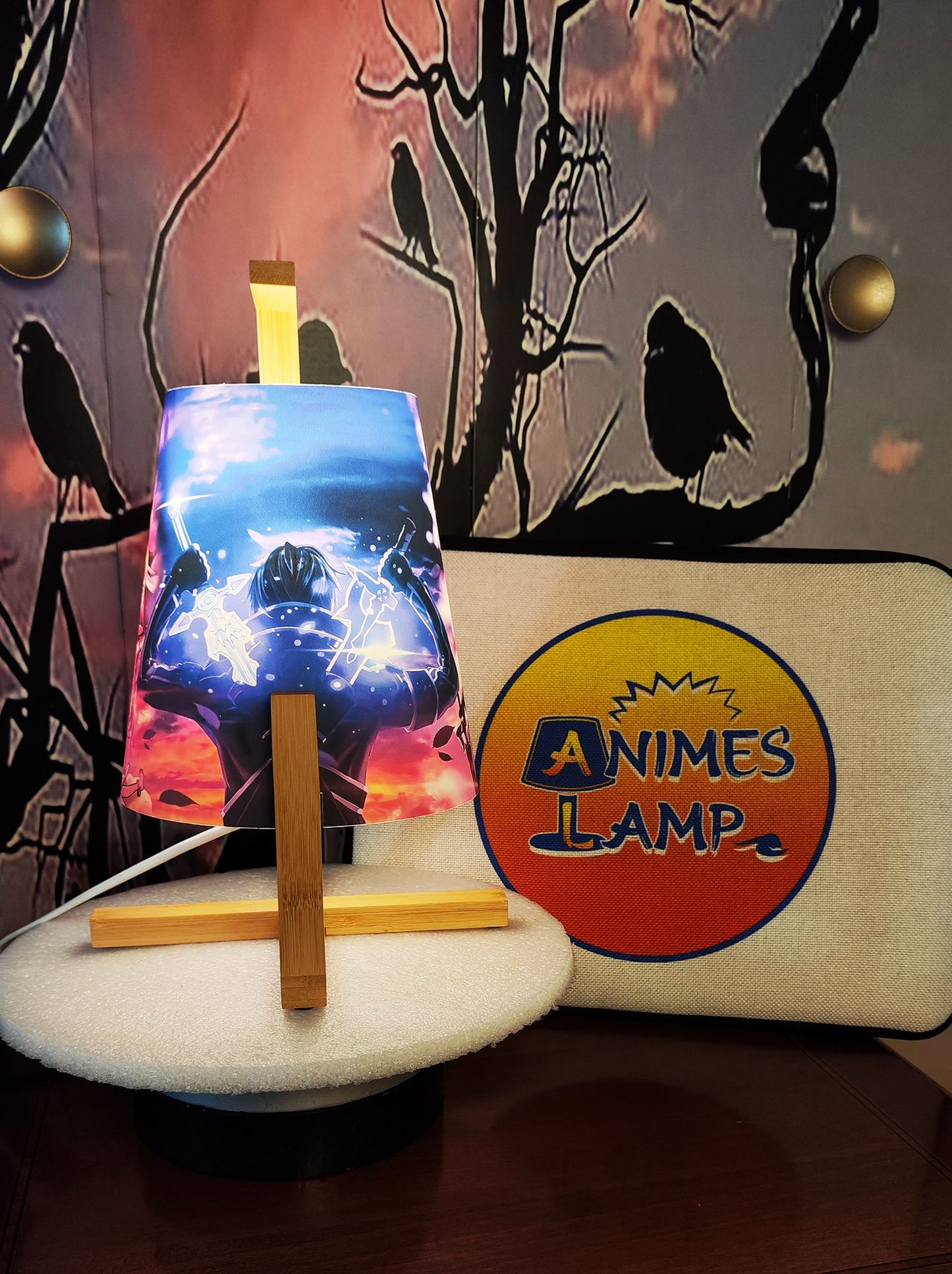 Lampada Led Anime per decorare la tua casa. Una splendida lampada anime di Kirito che ti consentirà di illuminare i tuoi ambienti che sia per scopi didattici o cinematografici o anche come semplice decorazione. La lampada anime é un perfetto regalo per i tuoi Famigliari o Amici amanti dei Manga. Lampada Anime di Kirito Tratto da SwordArtOnline -Lampadina non fornita, supporto E14 Max 40W 230V-50hz- -Immagine originale Prodotta dal nostro Desiner