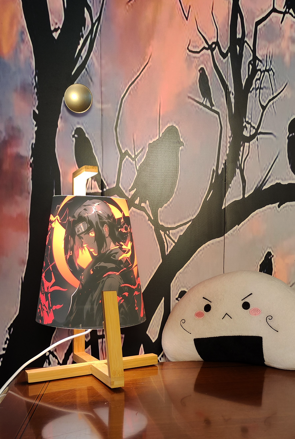 Lampada anime di Itachi tratto da naruto.Una bellissima lampada a tema anime e manga per arricchire gli ambienti interni.Adatta come regalo di natale.La foto ritrae Itachi e lo Sharingan