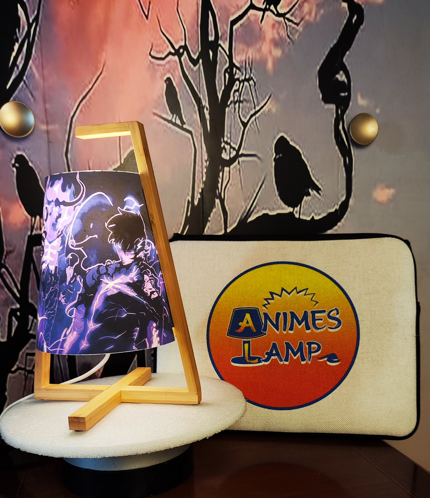 lampada anime per decorare la tua casa.Una splendida lampada anime di Sung Jinwoo che ti consentirà di illuminare i tuoi ambienti.<La lampada anime é un perfetto regalo per i tuoi Famigliari o Amici amanti dei MangaLampada Anime di Sung Jinwoo Tratto da Solo Leveling. -Lampadina non fornita, supporto E14 Max 40W 230V-50hz-Immagine originale Prodotta dal nostro Desiner