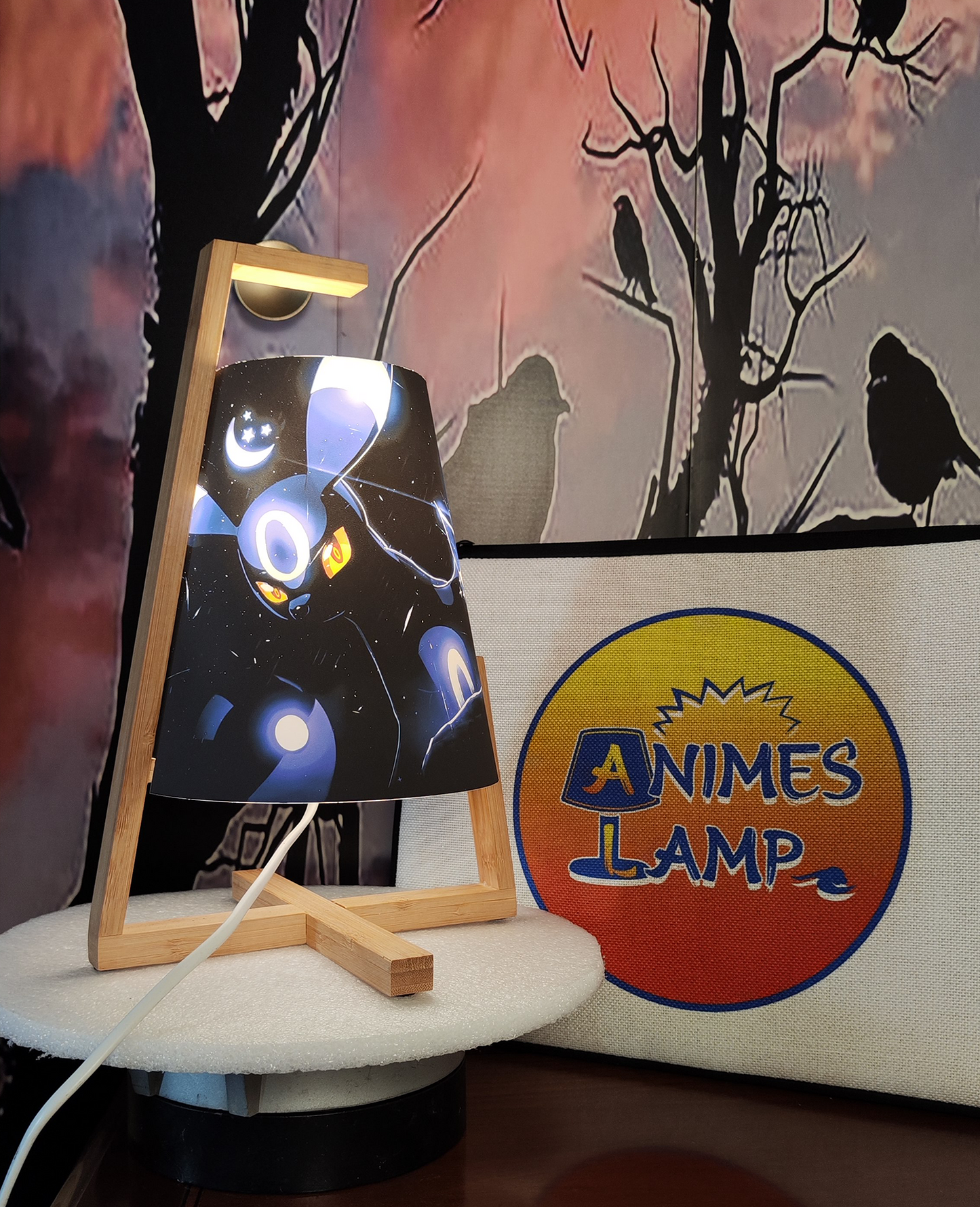 Lampe LED Anime pour décorer votre maison. Une magnifique lampe anime Umbreon qui vous permettra d'illuminer vos espaces, que ce soit à des fins éducatives, cinématographiques ou simplement pour la décoration. La lampe anime est un cadeau parfait pour votre famille ou vos amis amateurs de Manga. Lampe anime Umbreon inspirée de Pokemon.