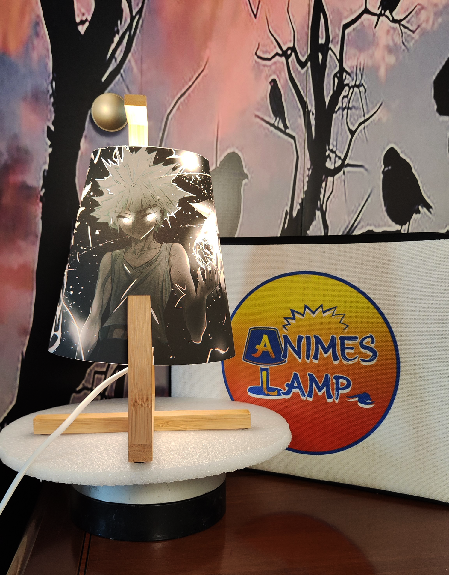 Una lampada anime del manga hunter hunter che mostra Kilua nella sua trasformazione elettrica, kilua è ritratto con un template grigio, gli occhi e i capelli illuminati di bianco, con delle scariche elettriche sull'immagine